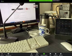 Für das Team der TLA gehören Webinare schon immer zum täglichen Geschäft. Hier zeigt Akademieleiter Olaf Dierker seinen dem entsprechend ausgerüsteten Arbeitsplatz.